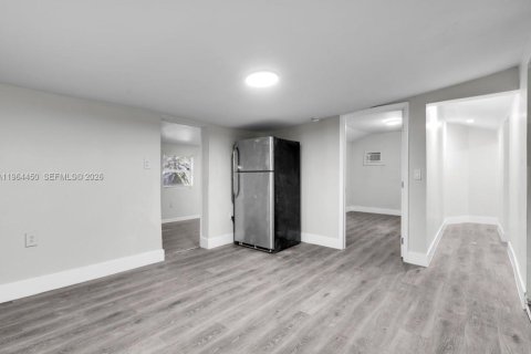 Commercial property in Miami, Florida 139.82 sq.m. № 2089724 - photo 8