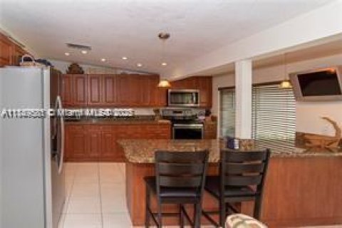 Villa ou maison à louer à Fort Lauderdale, Floride: 4 chambres, 193.61 m2 № 1946840 - photo 6