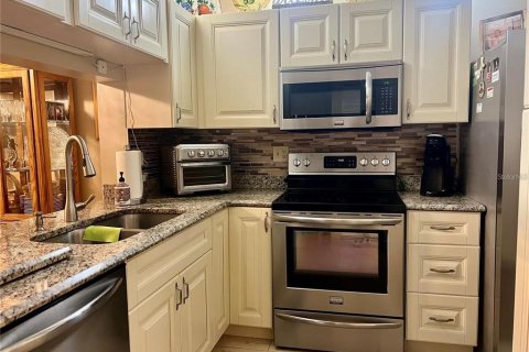 Condo in Tarpon Springs, Florida, 2 bedrooms  № 2379555 - photo 8