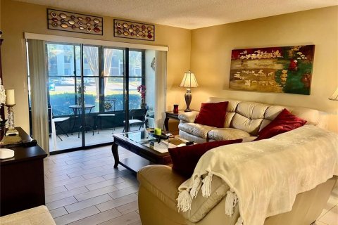 Condo in Tarpon Springs, Florida, 2 bedrooms  № 2379555 - photo 4