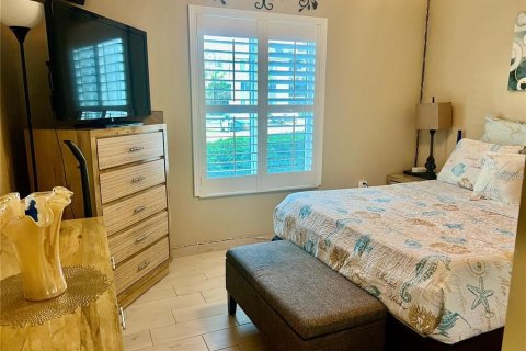 Condo in Tarpon Springs, Florida, 2 bedrooms  № 2379555 - photo 18