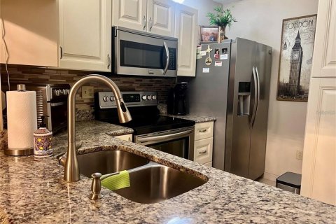 Condo in Tarpon Springs, Florida, 2 bedrooms  № 2379555 - photo 7