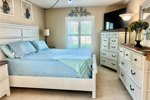Condo in Tarpon Springs, Florida, 2 bedrooms  № 2379555 - photo 12