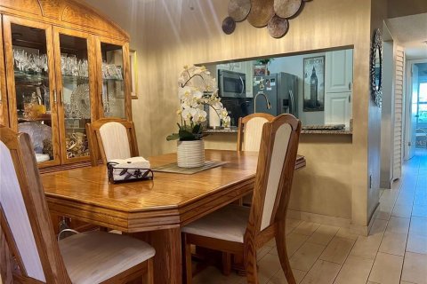 Condo in Tarpon Springs, Florida, 2 bedrooms  № 2379555 - photo 9