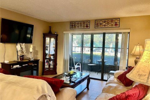 Condo in Tarpon Springs, Florida, 2 bedrooms  № 2379555 - photo 5