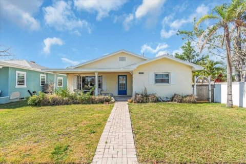 House in Gulfport, Florida 3 bedrooms, 160.16 sq.m. № 1745507 - photo 1