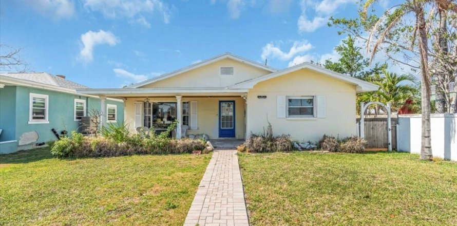 House in Gulfport, Florida 3 bedrooms, 160.16 sq.m. № 1745507