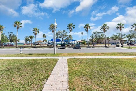 House in Gulfport, Florida 3 bedrooms, 160.16 sq.m. № 1745507 - photo 3