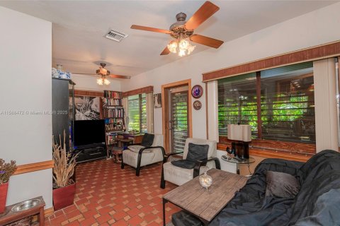 House in Coral Gables, Florida 3 bedrooms, 135.27 sq.m. № 1763323 - photo 16