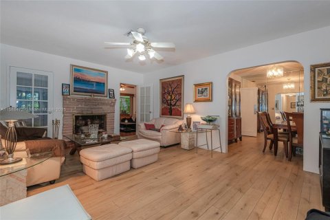 House in Coral Gables, Florida 3 bedrooms, 135.27 sq.m. № 1763323 - photo 4