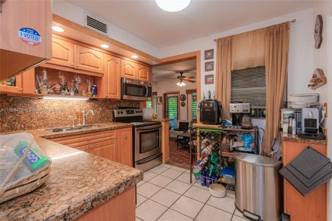 House in Coral Gables, Florida 3 bedrooms, 135.27 sq.m. № 1763323 - photo 15