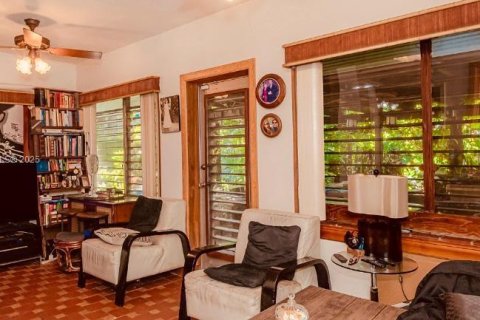 House in Coral Gables, Florida 3 bedrooms, 135.27 sq.m. № 1763323 - photo 18