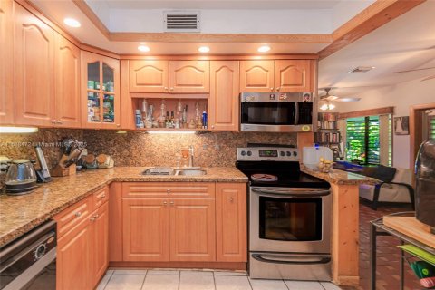 House in Coral Gables, Florida 3 bedrooms, 135.27 sq.m. № 1763323 - photo 13