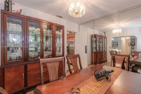 House in Coral Gables, Florida 3 bedrooms, 135.27 sq.m. № 1763323 - photo 7