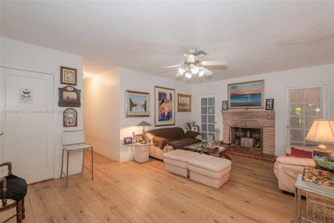 House in Coral Gables, Florida 3 bedrooms, 135.27 sq.m. № 1763323 - photo 6
