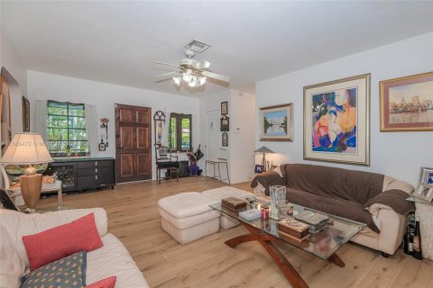 House in Coral Gables, Florida 3 bedrooms, 135.27 sq.m. № 1763323 - photo 5