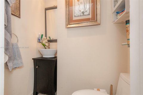 House in Coral Gables, Florida 3 bedrooms, 135.27 sq.m. № 1763323 - photo 11