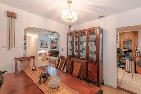 House in Coral Gables, Florida 3 bedrooms, 135.27 sq.m. № 1763323 - photo 8