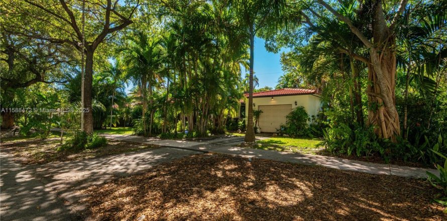 House in Coral Gables, Florida 3 bedrooms, 135.27 sq.m. № 1763323