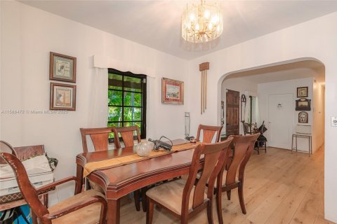 House in Coral Gables, Florida 3 bedrooms, 135.27 sq.m. № 1763323 - photo 9