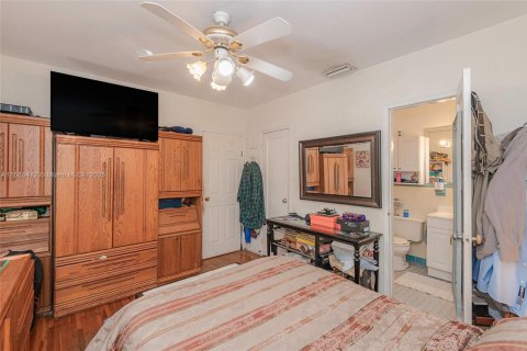 House in Coral Gables, Florida 3 bedrooms, 135.27 sq.m. № 1763323 - photo 22