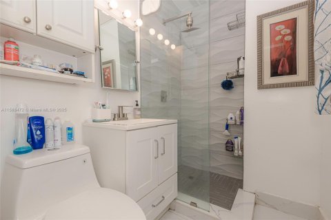 House in Coral Gables, Florida 3 bedrooms, 135.27 sq.m. № 1763323 - photo 21