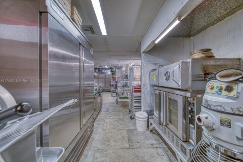 Commercial property in Hialeah, Florida № 1860471 - photo 14