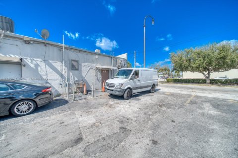 Commercial property in Hialeah, Florida № 1860471 - photo 27