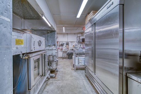 Commercial property in Hialeah, Florida № 1860471 - photo 11