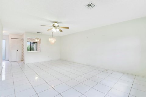 Townhouse in Royal Palm Beach, Florida 3 bedrooms, 120.59 sq.m. № 2146148 - photo 14
