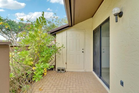 Townhouse in Royal Palm Beach, Florida 3 bedrooms, 120.59 sq.m. № 2146148 - photo 4