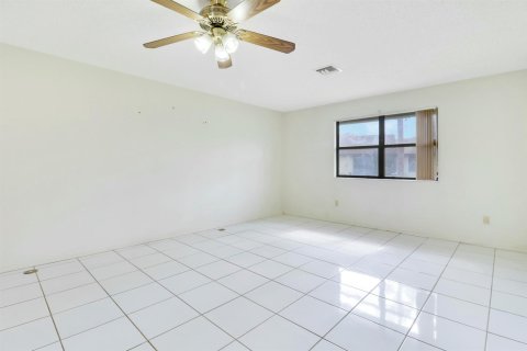 Townhouse in Royal Palm Beach, Florida 3 bedrooms, 120.59 sq.m. № 2146148 - photo 25