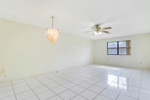 Townhouse in Royal Palm Beach, Florida 3 bedrooms, 120.59 sq.m. № 2146148 - photo 13