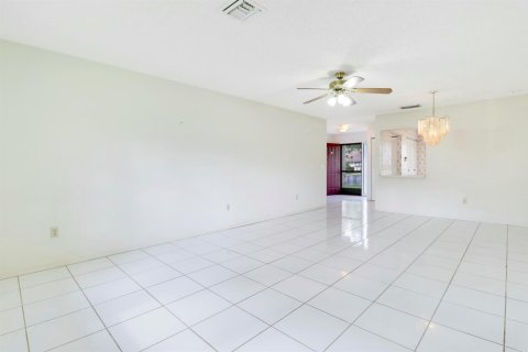 Townhouse in Royal Palm Beach, Florida 3 bedrooms, 120.59 sq.m. № 2146148 - photo 15