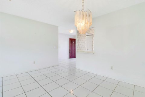 Townhouse in Royal Palm Beach, Florida 3 bedrooms, 120.59 sq.m. № 2146148 - photo 12