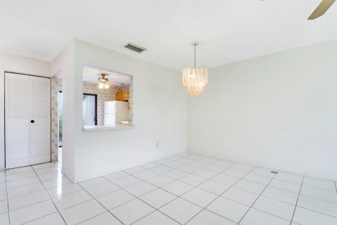 Townhouse in Royal Palm Beach, Florida 3 bedrooms, 120.59 sq.m. № 2146148 - photo 11