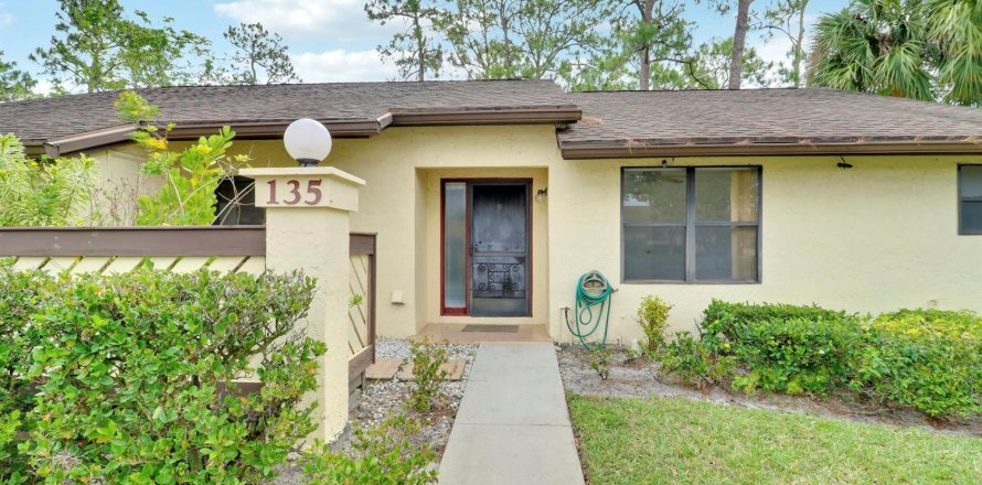 Townhouse in Royal Palm Beach, Florida 3 bedrooms, 120.59 sq.m. № 2146148