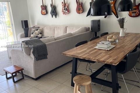 Condo in Hialeah, Florida, 2 bedrooms  № 1973854 - photo 1