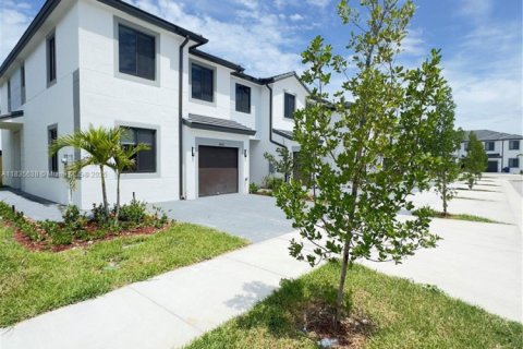 Townhouse in Florida City, Florida 4 bedrooms № 1961119 - photo 1