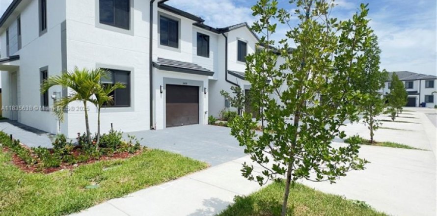 Townhouse in Florida City, Florida 4 bedrooms № 1961119