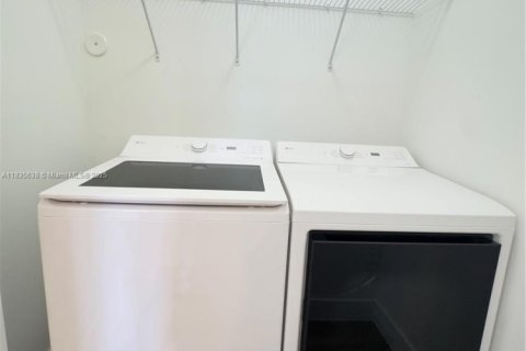 Townhouse in Florida City, Florida 4 bedrooms № 1961119 - photo 13