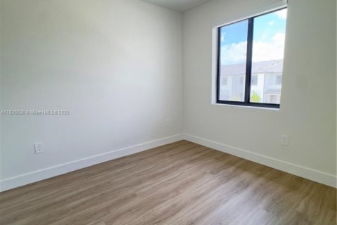 Townhouse in Florida City, Florida 4 bedrooms № 1961119 - photo 16