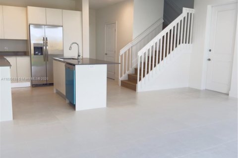 Townhouse in Florida City, Florida 4 bedrooms № 1961119 - photo 4