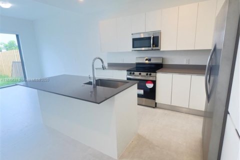 Townhouse in Florida City, Florida 4 bedrooms № 1961119 - photo 6