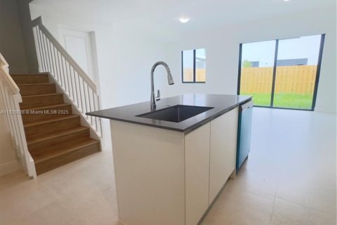 Townhouse in Florida City, Florida 4 bedrooms № 1961119 - photo 5