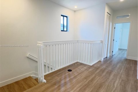 Townhouse in Florida City, Florida 4 bedrooms № 1961119 - photo 8