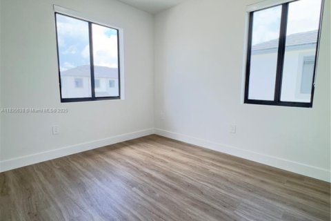 Townhouse in Florida City, Florida 4 bedrooms № 1961119 - photo 18