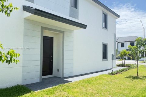 Townhouse in Florida City, Florida 4 bedrooms № 1961119 - photo 3