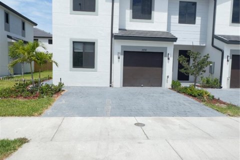 Townhouse in Florida City, Florida 4 bedrooms № 1961119 - photo 2