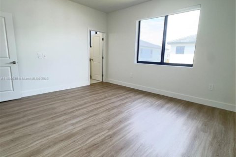 Townhouse in Florida City, Florida 4 bedrooms № 1961119 - photo 10